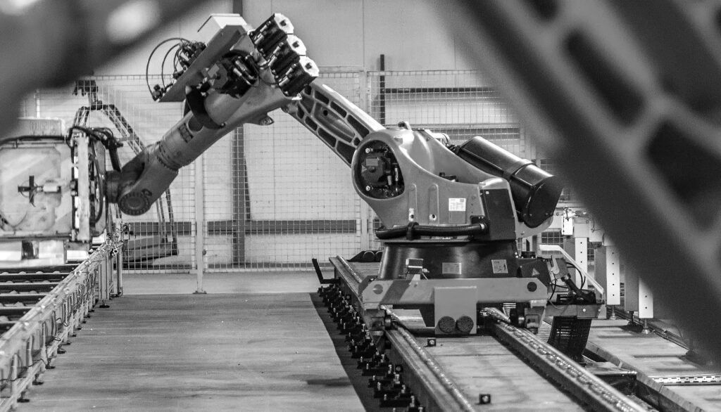 Gros robot 6 axes monté sur un axe linéaire